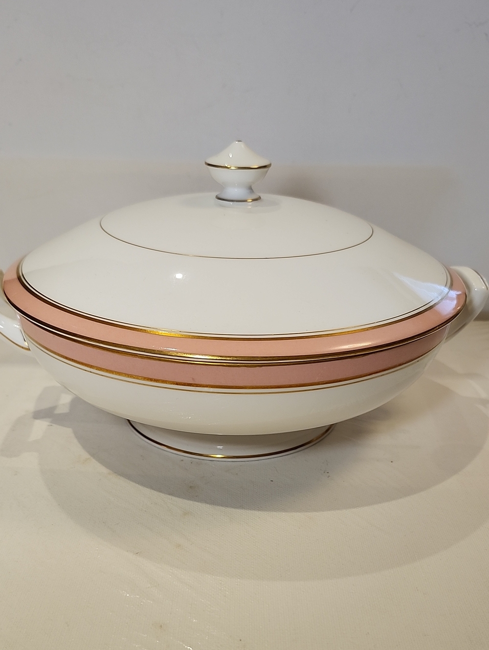 Royal Worceste r White Porcelain Covered Serving Tureen with Pink and Gold Rim
